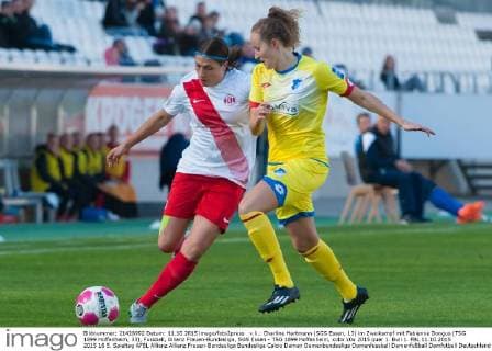 v.li.: Charline Hartmann (SGS Essen, 13) im Zweikampf mit Fabienne Dongus (TSG 1899 Hoffenheim, 33), Fussball, Allianz Frauen-Bundesliga, SGS Essen - TSG 1899 Hoffenheim, xobx