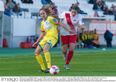 v.li.: Fabienne Dongus (TSG 1899 Hoffenheim, 33) im Zweikampf mit Charline Hartmann (SGS Essen, 13), Fussball, Allianz Frauen-Bundesliga, SGS Essen - TSG 1899 Hoffenheim, xobx