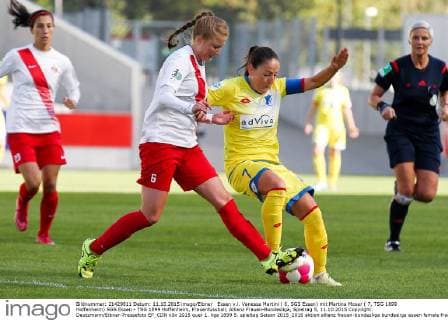 Essen v.l. Vanessa Martini ( 6, SGS Essen) mit Martina Moser ( 7, TSG 1899 Hoffenheim) SGS Essen - TSG 1899 Hoffenheim, Frauenfussball, Allianz Frauen-Bundesliga, Spieltag 5, 11.10.2015 Copyright: Deutzmann Eibner-Pressefoto EP_CDN