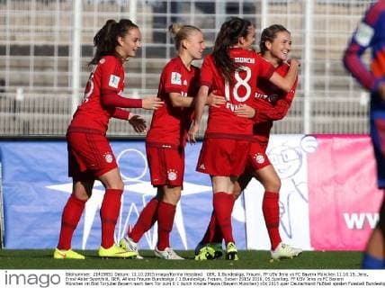 GER, 1.Bundesliga, Frauen, FF USV Jena vs FC Bayern München 11.10.15, Jena, Ernst-Abbe-Sportfeld, GER, Allianz Frauen Bundesliga 1.Bundesliga, Frauen, Saison 2015 2016, 05.Spieltag, FF USV Jena vs FC Bayern München im Bild Torjubel Bayern nach dem Tor zum 0:1 durch Kristie Mewis (Bayern München)