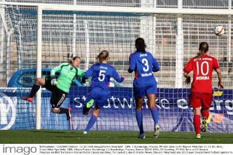 GER, 1.Bundesliga, Frauen, FF USV Jena vs FC Bayern München 11.10.15, Jena, Ernst-Abbe-Sportfeld, GER, Allianz Frauen Bundesliga 1.Bundesliga, Frauen, Saison 2015 2016, 05.Spieltag, FF USV Jena vs FC Bayern München im Bild Torhüterin Stenia Michel (Jena) machtlos, Tor zum 0:1 durch Kristie Mewis (Bayern München)