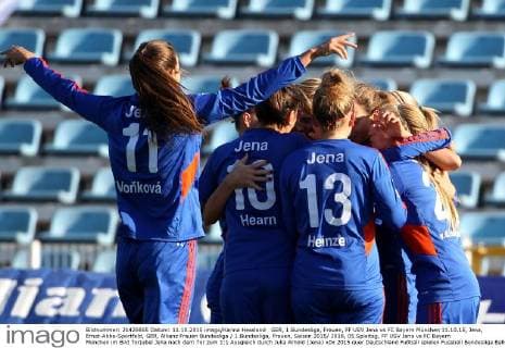 GER, 1.Bundesliga, Frauen, FF USV Jena vs FC Bayern München 11.10.15, Jena, Ernst-Abbe-Sportfeld, GER, Allianz Frauen Bundesliga 1.Bundesliga, Frauen, Saison 2015 2016, 05.Spieltag, FF USV Jena vs FC Bayern München im Bild Torjubel Jena nach dem Tor zum 1:1 Ausgleich durch Julia Arnold (Jena)