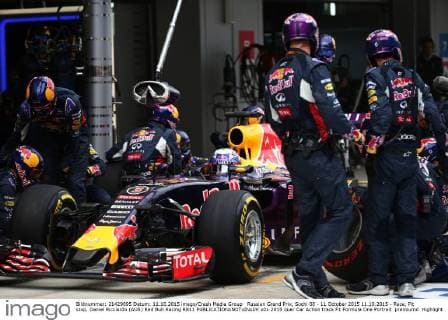 Russian Grand Prix, Sochi 08 - 11 October 2015 11.10.2015 - Race, Pit stop, Daniel Ricciardo (AUS) Red Bull Racing RB11 