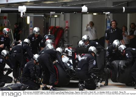 Russian Grand Prix, Sochi 08 - 11 October 2015 11.10.2015 - Race, Pit stop, Fernando Alonso (ESP) McLaren Honda MP4-30 