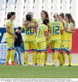 Essen Jubel bei den Frauen der TSG 1899 Hoffenheim nach dem Sieg in Essen - v.l. Katharina Kiel ( 22, TSG 1899 Hoffenheim), Theresa Betz ( 20, TSG 1899 Hoffenheim), Martina Moser ( 7, TSG 1899 Hoffenheim), Stephanie Breitner ( 12, TSG 1899 Hoffenheim) SGS Essen - TSG 1899 Hoffenheim, Frauenfussball, Allianz Frauen-Bundesliga, Spieltag 5, 11.10.2015 Copyright: Deutzmann Eibner-Pressefoto EP_CDN
