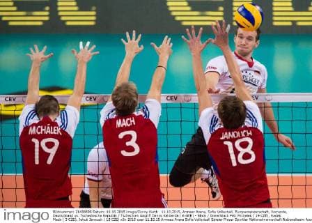 11.10.2015, Armeec Arena, Sofia Volleyball, Europameisterschaft, Vorrunde, Deutschland vs. Tschechische Republik Tschechien Angriff Denys Kaliberda ( 6 GER) - Block Dreierblock Petr Michalek ( 19 CZE), Radek Mach ( 3 CZE), Jakub Janouch ( 18 CZE)