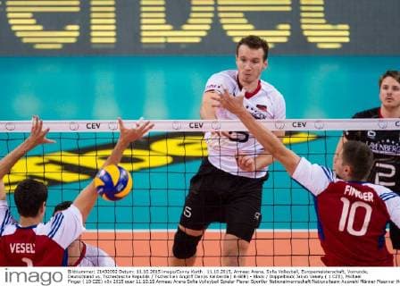 11.10.2015, Armeec Arena, Sofia Volleyball, Europameisterschaft, Vorrunde, Deutschland vs. Tschechische Republik Tschechien Angriff Denys Kaliberda ( 6 GER) - Block Doppelblock Jakub Vesely ( 1 CZE), Michael Finger ( 10 CZE)