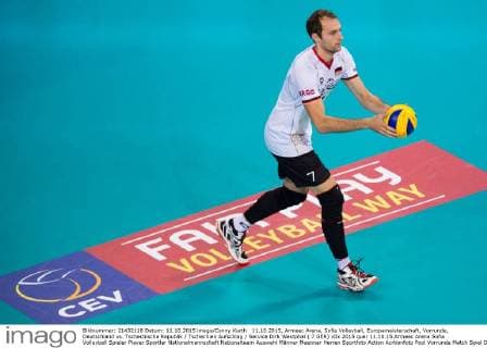 11.10.2015, Armeec Arena, Sofia Volleyball, Europameisterschaft, Vorrunde, Deutschland vs. Tschechische Republik Tschechien Aufschlag Service Dirk Westphal ( 7 GER)