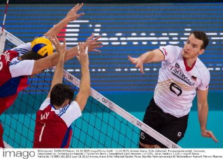 11.10.2015, Armeec Arena, Sofia Volleyball, Europameisterschaft, Vorrunde, Deutschland vs. Tschechische Republik Tschechien Block Doppelblock Kamil Baranek ( 13 CZE), Jakub Vesely ( 1 CZE) - Angriff Denys Kaliberda ( 6 GER)