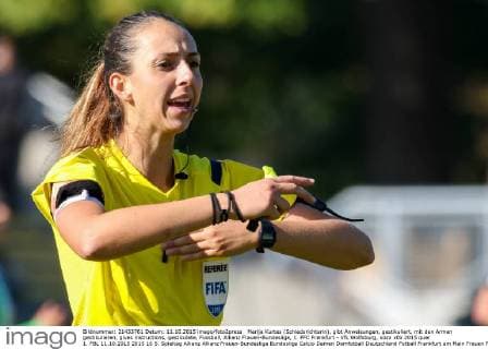Marija Kurtes (Schiedsrichterin), gibt Anweisungen, gestikuliert, mit den Armen gestikulieren, gives instructions, gesticulate, Fussball, Allianz Frauen-Bundesliga, 1. FFC Frankfurt - VfL Wolfsburg, xozx