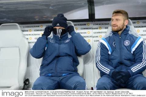 Fussball, Herren, EM-Qualifikation (10. Spieltag), Saison 2015 2016, Deutschland - Georgien in Leipzig, Bastian Schweinsteiger (Deutschland) auf der Bank, rechts Shkodran Mustafi (Deutschland), 11.10. 2015,