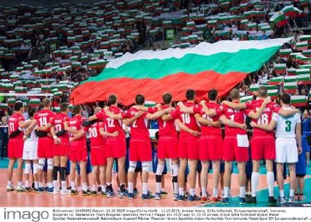 11.10.2015, Armeec Arena, Sofia Volleyball, Europameisterschaft, Vorrunde, Bulgarien vs. Niederlande Team Bulgarien waehrend Hymne Flagge