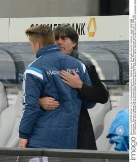Fussball, Herren, EM-Qualifikation (10. Spieltag), Saison 2015 2016, Deutschland - Georgien in Leipzig, Trainer Joachim Löw (Deutschland) tröstet Marco Reus (Deutschland) nach dem Abpfiff, 11.10. 2015,