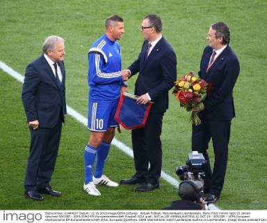Aktuell Fußball, Nationalteam Liechtenstein, Mario Frick nimmt nach 22 Jahren Abschied SOCCER - UEFA EURO EM Europameisterschaft Fussball 2016 quali, AUT vs LIE VIENNA,AUSTRIA,12.OCT.15 - SOCCER - UEFA European Championship EM Europameisterschaft 2016, European Qualifiers, OEFB international match Länderspiel Austria vs Liechtenstein. Image shows president Leo Windtner (OEFB) and Mario Frick (LIE). GEPAxpictures xChristianxOrt