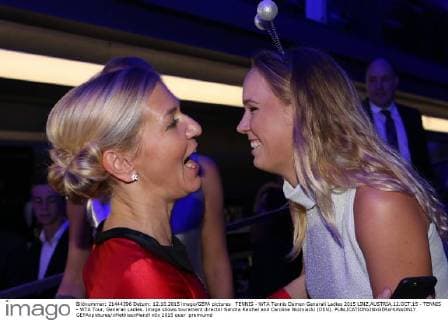 TENNIS - WTA Tennis Damen Generali Ladies 2015 LINZ,AUSTRIA,12.OCT.15 - TENNIS - WTA Tour, Generali Ladies. Image shows tourament director Sandra Reichel and Caroline Wozniacki (DEN). GEPAxpictures xMathiasxMandl