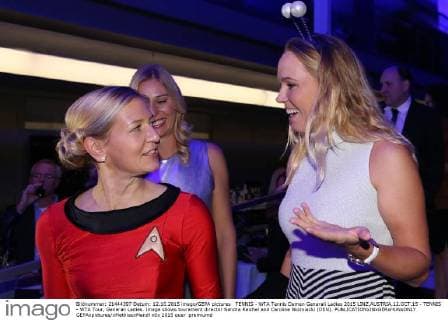 TENNIS - WTA Tennis Damen Generali Ladies 2015 LINZ,AUSTRIA,12.OCT.15 - TENNIS - WTA Tour, Generali Ladies. Image shows tourament director Sandra Reichel and Caroline Wozniacki (DEN). GEPAxpictures xMathiasxMandl
