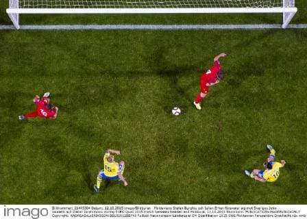 Moldaviens Stefan Burghiu och Iulian Erhan försvarar sig mot Sveriges John Guidetti och Zlatan Ibrahimovic during EURO Quali 2015 match between Sweden and Moldovia, 12.10.2015 Stockholm.  Copyright: ANDREASxLxERIKSSON BB151012BB745