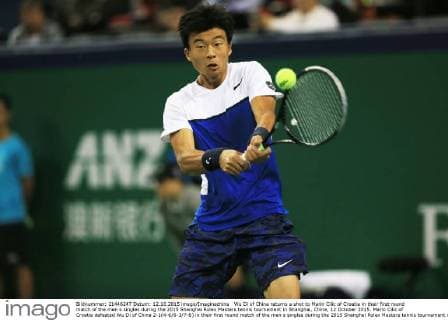 Wu Di of China returns a shot to Marin Cilic of Croatia in their first round match of the men s singles during the 2015 Shanghai Rolex Masters tennis tournament in Shanghai, China, 12 October 2015. Marin Cilic of Croatia defeated Wu Di of China 2-1(4-6 6-3 7-6) in their first round match of the men s singles during the 2015 Shanghai Rolex Masters tennis tournament in Shanghai, China, 12 October 2015. Marin Cilic kicks out Wu Di at Shanghai Rolex Masters  20151012_12714