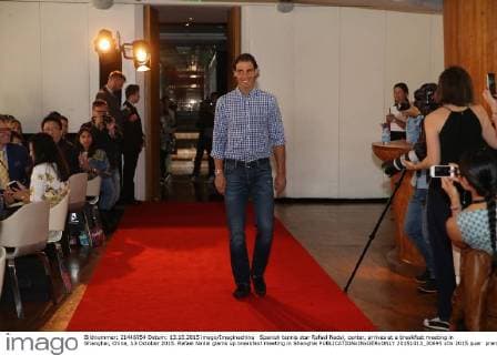 Spanish tennis star Rafael Nadal, center, arrives at a breakfast meeting in Shanghai, China, 13 October 2015. Rafael Nadal glams up breakfast meeting in Shanghai  20151013_30695