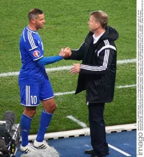 Aktuell Fußball, Nationalteam Liechtenstein, Mario Frick nimmt nach 22 Jahren Abschied SOCCER - UEFA EURO EM Europameisterschaft Fussball 2016 quali, AUT vs LIE VIENNA,AUSTRIA,12.OCT.15 - SOCCER - UEFA European Championship EM Europameisterschaft 2016, European Qualifiers, OEFB international match Länderspiel Austria vs Liechtenstein. Image shows Mario Frick and head coach Rene Pauritsch (LIE). GEPAxpictures xChristianxOrt