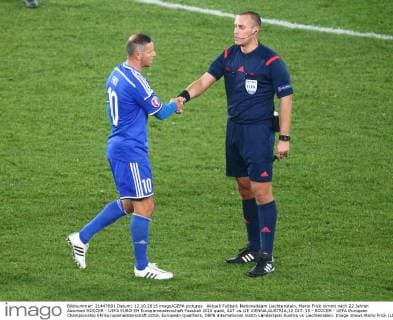 Aktuell Fußball, Nationalteam Liechtenstein, Mario Frick nimmt nach 22 Jahren Abschied SOCCER - UEFA EURO EM Europameisterschaft Fussball 2016 quali, AUT vs LIE VIENNA,AUSTRIA,12.OCT.15 - SOCCER - UEFA European Championship EM Europameisterschaft 2016, European Qualifiers, OEFB international match Länderspiel Austria vs Liechtenstein. Image shows Mario Frick (LIE) and referee Miroslav Zelinka (CZE). GEPAxpictures xChristianxOrt