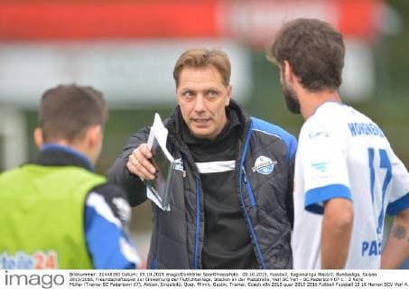 09.10.2015, Fussball, Regionalliga West 2. Bundesliga, Saison 2015 2016, Freundschaftsspiel zur Einweihung der Flutlichtanlage, Stadion an der Poststraße, Verl SC Verl - SC Paderborn 07 1 : 3 Rene Müller (Trainer SC Paderborn 07), Aktion, Einzelbild, Quer, Mimik, Gestik, Trainer, Coach