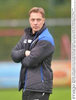 09.10.2015, Fussball, Regionalliga West 2. Bundesliga, Saison 2015 2016, Freundschaftsspiel zur Einweihung der Flutlichtanlage, Stadion an der Poststraße, Verl SC Verl - SC Paderborn 07 1 : 3 Rene Müller (Trainer SC Paderborn 07), Aktion, Einzelbild, Hoch, Mimik, Gestik, Trainer, Coach