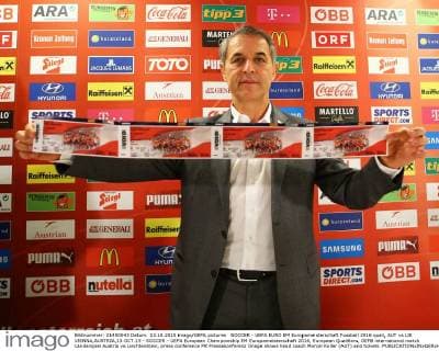 SOCCER - UEFA EURO EM Europameisterschaft Fussball 2016 quali, AUT vs LIE VIENNA,AUSTRIA,13.OCT.15 - SOCCER - UEFA European Championship EM Europameisterschaft 2016, European Qualifiers, OEFB international match Länderspiel Austria vs Liechtenstein, press conference PK Pressekonferenz Image shows head coach Marcel Koller (AUT) and tickets. GEPAxpictures xChristianxOrt