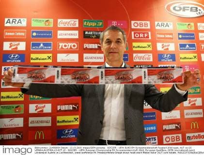 SOCCER - UEFA EURO EM Europameisterschaft Fussball 2016 quali, AUT vs LIE VIENNA,AUSTRIA,13.OCT.15 - SOCCER - UEFA European Championship EM Europameisterschaft 2016, European Qualifiers, OEFB international match Länderspiel Austria vs Liechtenstein, press conference PK Pressekonferenz Image shows head coach Marcel Koller (AUT) and tickets. GEPAxpictures xChristianxOrt