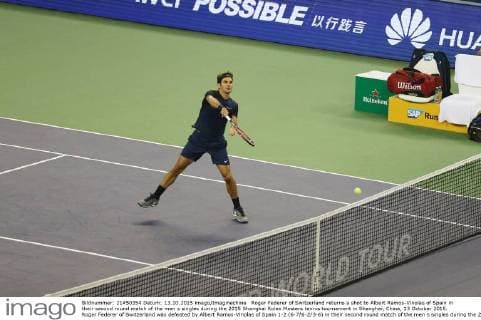 Roger Federer of Switzerland returns a shot to Albert Ramos-Vinolas of Spain in their second round match of the men s singles during the 2015 Shanghai Rolex Masters tennis tournament in Shanghai, China, 13 October 2015. Roger Federer of Switzerland was defeated by Albert Ramos-Vinolas of Spain 1-2 (6-7 6-2 3-6) in their second round match of the men s singles during the 2015 Shanghai Rolex Masters tennis tournament in Shanghai, China, 13 October 2015. Roger Federer kicked out by Albert Ramos-Vinolas at Shanghai Rolex Masters  20151013_50949