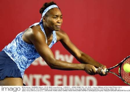 (151013) -- HONG KONG, Oct. 13, 2015 -- Venus Williams of the United States hits a return shot against Yuliya Beygelzimer of Ukraine at the WTA Tennis Damen Hong Kong Open Tennis tournament in Hong Kong, China, Oct. 13, 2015. Venus Williams won 2-1. ) (SP)CHINA-HONG KONG-TENNIS-HONG KONG OPEN-WOMEN S SINGLES LoxPingxFai 
