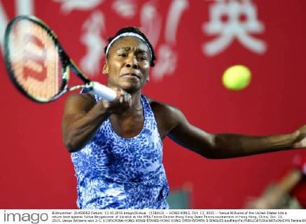 (151013) -- HONG KONG, Oct. 13, 2015 -- Venus Williams of the United States hits a return shot against Yuliya Beygelzimer of Ukraine at the WTA Tennis Damen Hong Kong Open Tennis tournament in Hong Kong, China, Oct. 13, 2015. Venus Williams won 2-1. ) (SP)CHINA-HONG KONG-TENNIS-HONG KONG OPEN-WOMEN S SINGLES LoxPingxFai 