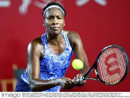 (151013) -- HONG KONG, Oct. 13, 2015 -- Venus Williams of the United States hits a return shot against Yuliya Beygelzimer of Ukraine at the WTA Tennis Damen Hong Kong Open Tennis tournament in Hong Kong, China, Oct. 13, 2015. Venus Williams won 2-1. ) (SP)CHINA-HONG KONG-TENNIS-HONG KONG OPEN-WOMEN S SINGLES LoxPingxFai 