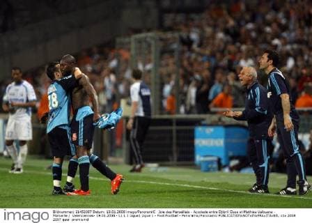 Joie des Marseillais - Accolade entre Djibril Cisse et Mathieu Valbuena - Marseille Valenciennes- 19.01.2008 - L1 L 1 Ligue1 Ligue 1 - Foot Football - Panoramic Panoramic 