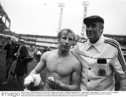Suedamerikareise 1977: Argentinien - Deutschland (1:3) am 5.6.1977 in Buenos Aires. Bundestrainer Helmut Schön mit Berti Vogts nach dem Spiel. HM