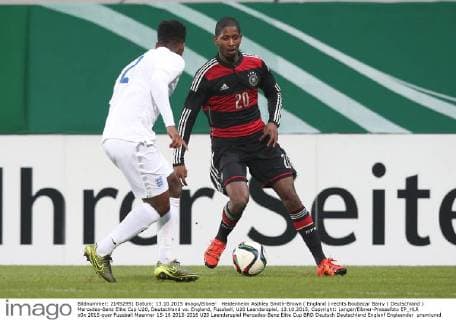 Heidenheim Asjhley Smith-Brown ( England ) rechts Boubacar Barry ( Deutschland ) Mercedes-Benz Elite Cup U20, Deutschland vs. England, Fussball, U20 Laenderspiel, 13.10.2015, Copyright: Langer Eibner-Pressefoto EP_HLR