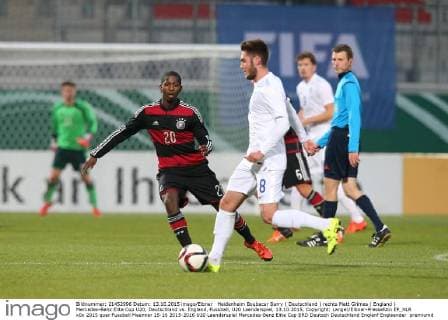 Heidenheim Boubacar Barry ( Deutschland ) rechts Matt Grimes ( England ) Mercedes-Benz Elite Cup U20, Deutschland vs. England, Fussball, U20 Laenderspiel, 13.10.2015, Copyright: Langer Eibner-Pressefoto EP_HLR