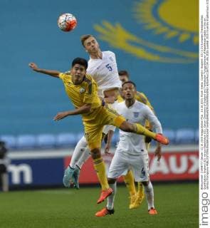 13.10.2015. Ricoh Arena, Coventry, England. U21 U 21 European Championships Qualification. England U21 versus Kazakhstan U21. Calum Chambers of England and Yerkebulan Tunggyshbayev of Kazakhstan battle in the air. xAndyxThompsonx  ActionPlus11672124