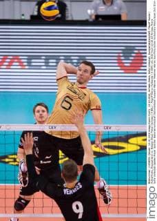 13.10.2015, Armeec Arena, Sofia Volleyball, Europameisterschaft, Playoff Runde Achtelfinale, Deutschland vs. Belgien Block Pieter Verhees ( 9 BEL) - Angriff Denys Kaliberda ( 6 GER)