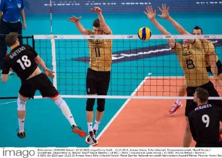 13.10.2015, Armeec Arena, Sofia Volleyball, Europameisterschaft, Playoff Runde Achtelfinale, Deutschland vs. Belgien Angriff Seppe Baetens ( 18 BEL) - Block Doppelblock Lukas Kampa ( 11 GER), Marcus Böhme Boehme ( 8 GER)