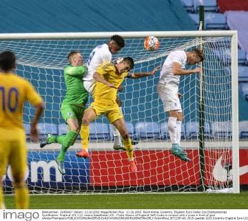 13.10.2015. Ricoh Arena, Coventry, England. Euro Under 21s Championships Qualification. England U21 U 21 versus Kazakhstan U21. Chuba Akpom of England (left) looks to connect with a cross in front of goal. xAndyxThompsonx  ActionPlus11672139