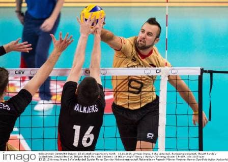 13.10.2015, Armeec Arena, Sofia Volleyball, Europameisterschaft, Playoff Runde Achtelfinale, Deutschland vs. Belgien Block Matthias Valkiers ( 16 BEL) - Angriff Georg György Gyoergy Grozer ( 9 GER)