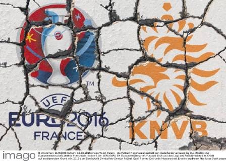 die Fußball Nationalmannschaft der Niederlande verpasst die Qualifikation zur Europameisterschaft 2016 in Frankreich: Emblem der UEFA EURO EM Europameisterschaft Fussball 2016 und das Logo des Fußballverband es KNVB auf erodierendem Grund