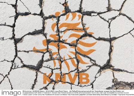 die Fußball Nationalmannschaft der Niederlande verpasst die Qualifikation zur Europameisterschaft 2016 in Frankreich: Emblem des Fußballverband es KNVB auf erodierendem Grund