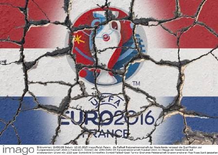 die Fußball Nationalmannschaft der Niederlande verpasst die Qualifikation zur Europameisterschaft 2016 in Frankreich: Emblem der UEFA EURO EM Europameisterschaft Fussball 2016 mit Flagge der Niederlande auf erodierendem Grund
