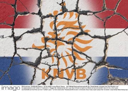 die Fußball Nationalmannschaft der Niederlande verpasst die Qualifikation zur Europameisterschaft 2016 in Frankreich: Flagge der Niederlande mit Logo des Fußballverband es KNVB auf erodierendem Grund