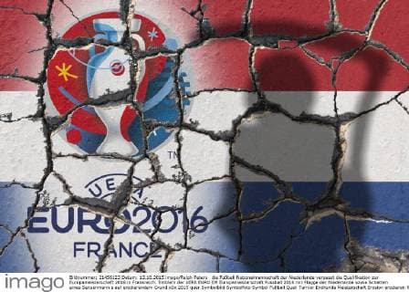 die Fußball Nationalmannschaft der Niederlande verpasst die Qualifikation zur Europameisterschaft 2016 in Frankreich: Emblem der UEFA EURO EM Europameisterschaft Fussball 2016 mit Flagge der Niederlande sowie Schatten eines Sensenmann s auf erodierendem Grund
