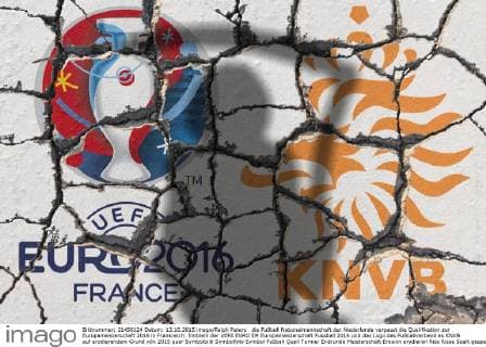 die Fußball Nationalmannschaft der Niederlande verpasst die Qualifikation zur Europameisterschaft 2016 in Frankreich: Emblem der UEFA EURO EM Europameisterschaft Fussball 2016 und das Logo des Fußballverband es KNVB auf erodierendem Grund