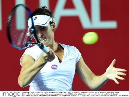 Yuliya Beygelzimer of Ukraine returns a shot to Venus Williams of the United States in their first round match of the women s singles during the 2015 Hong Kong Open tennis tournament in Hong Kong, China, 13 October 2015. Venus Williams of the United States defeated Yuliya Beygelzimer of Ukraine 2-1 (2-6 6-4 6-4) in their first round match of the women s singles during the 2015 Hong Kong Open tennis tournament in Hong Kong, China, 13 October 2015. Venus Williams kicks out Yuliya Beygelzimer at Hong Kong Open tennis  20151013_15512