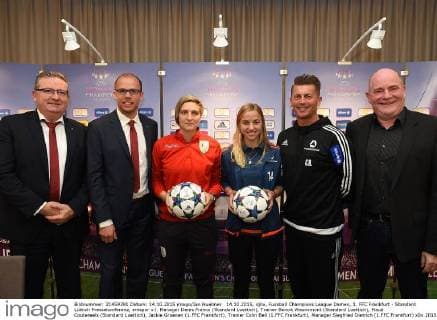 14.10.2015, xjhx, Fussball Champions League Damen, 1. FFC Frankfurt - Standard Lüttich Pressekonferenz, emspor v.l. Manager Denis Franco (Standard Luettich), Trainer Benoit Waucomont (Standard Luettich), Maud Coutereels (Standard Luettich), Jackie Groenen (1.FFC Frankfurt), Trainer Colin Bell (1.FFC Frankfurt), Manager Siegfried Dietrich (1.FFC Frankfurt)